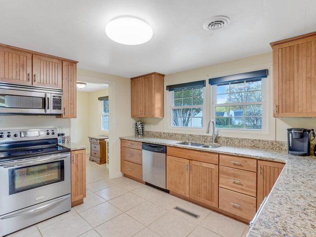 1735 S Oneida STREET, Green Bay, WI 54304