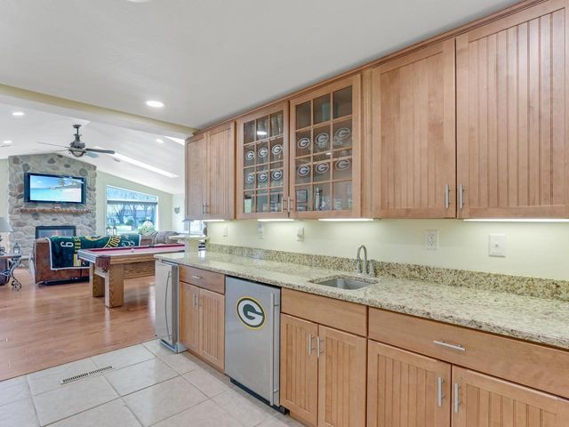 1735 S Oneida STREET, Green Bay, WI 54304
