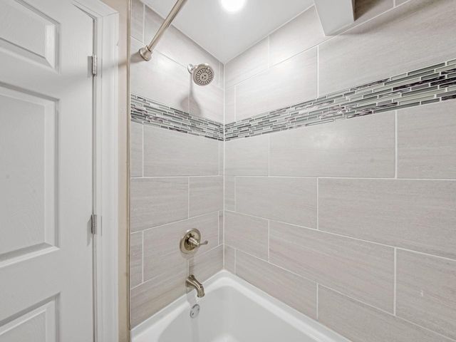 1735 S Oneida STREET, Green Bay, WI 54304