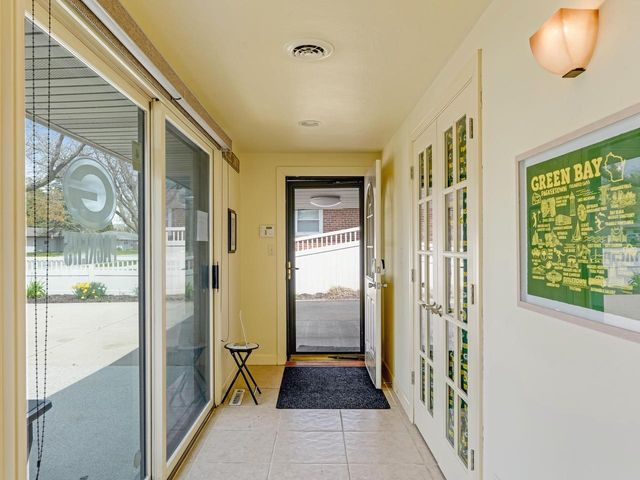 1735 S Oneida STREET, Green Bay, WI 54304