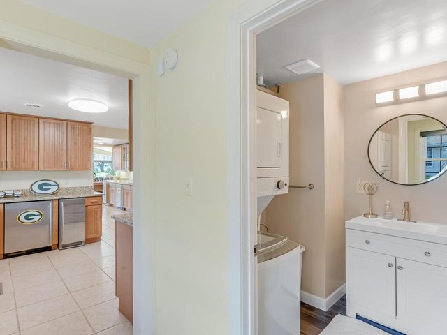 1735 S Oneida STREET, Green Bay, WI 54304
