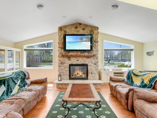 1735 S Oneida STREET, Green Bay, WI 54304