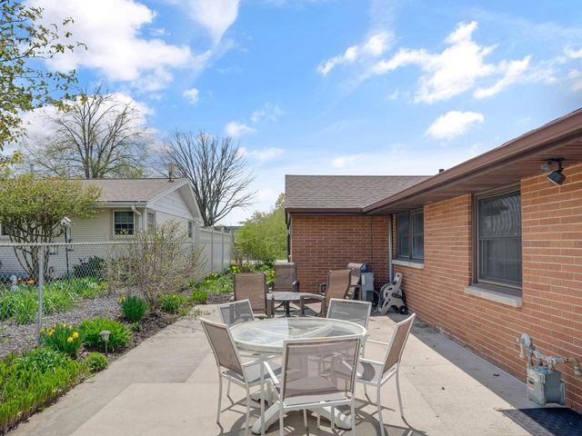 1735 S Oneida STREET, Green Bay, WI 54304