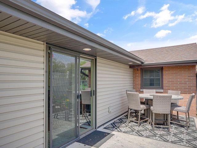 1735 S Oneida STREET, Green Bay, WI 54304