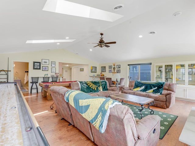 1735 S Oneida STREET, Green Bay, WI 54304