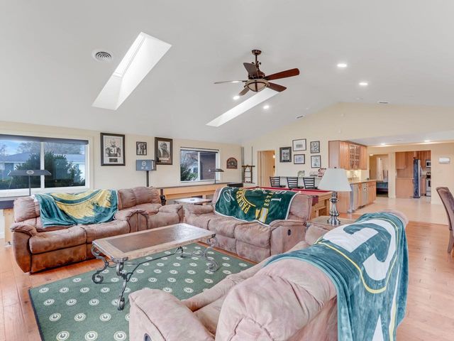 1735 S Oneida STREET, Green Bay, WI 54304