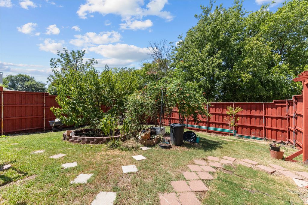 Image 6 of property listing at 1615 Thornberry Drive, Wylie, TX 75098