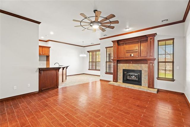 805 W Old Farm Way, Mustang, OK 73064