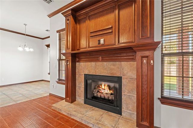 805 W Old Farm Way, Mustang, OK 73064