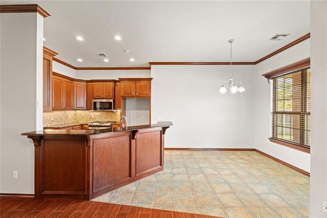 805 W Old Farm Way, Mustang, OK 73064