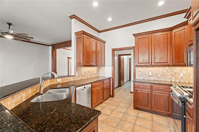 805 W Old Farm Way, Mustang, OK 73064