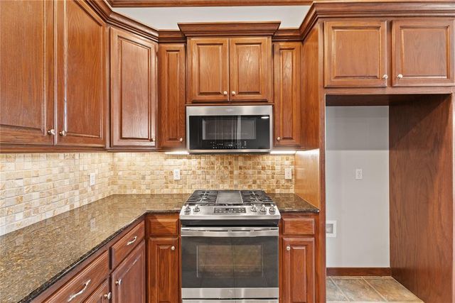 805 W Old Farm Way, Mustang, OK 73064