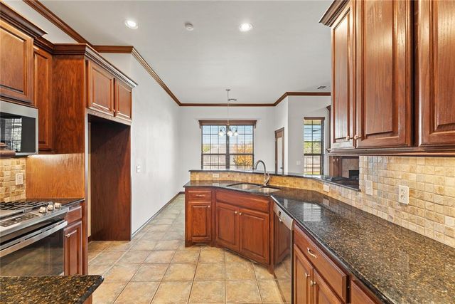 805 W Old Farm Way, Mustang, OK 73064