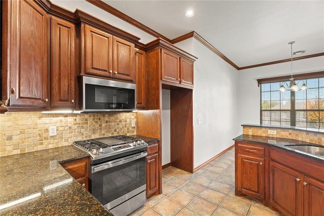 805 W Old Farm Way, Mustang, OK 73064