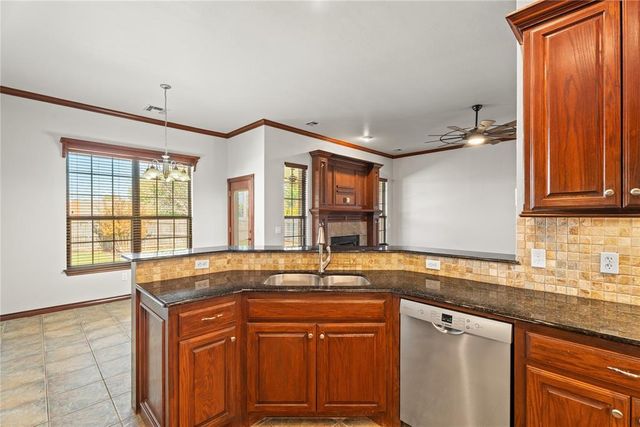 805 W Old Farm Way, Mustang, OK 73064