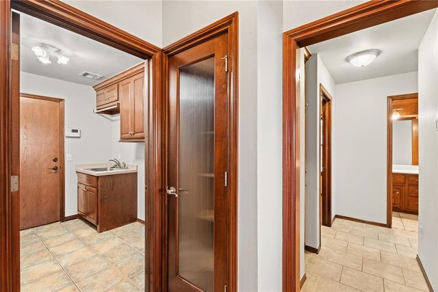 805 W Old Farm Way, Mustang, OK 73064