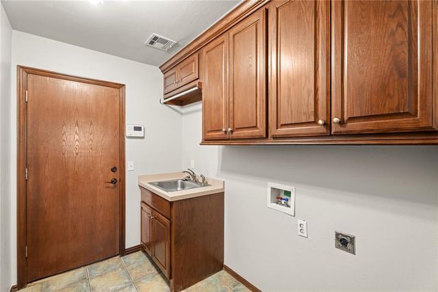 805 W Old Farm Way, Mustang, OK 73064