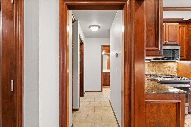 805 W Old Farm Way, Mustang, OK 73064