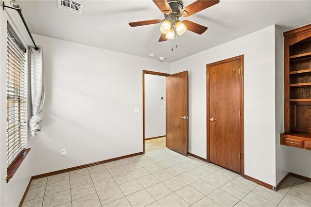 805 W Old Farm Way, Mustang, OK 73064