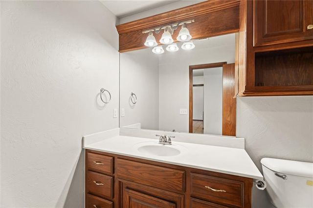 805 W Old Farm Way, Mustang, OK 73064