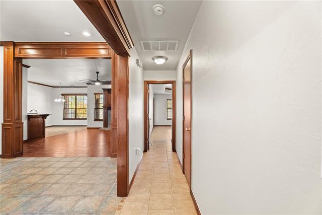 805 W Old Farm Way, Mustang, OK 73064