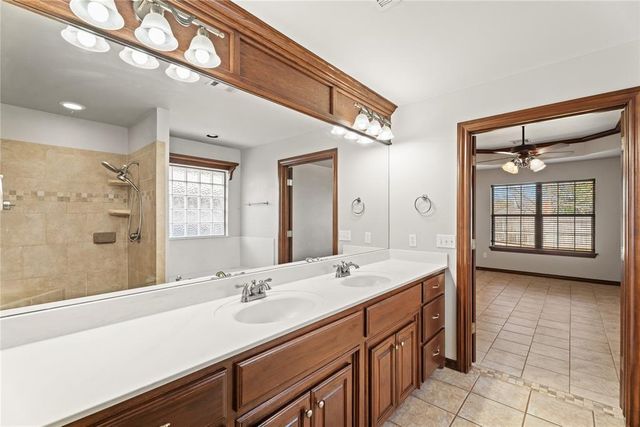 805 W Old Farm Way, Mustang, OK 73064