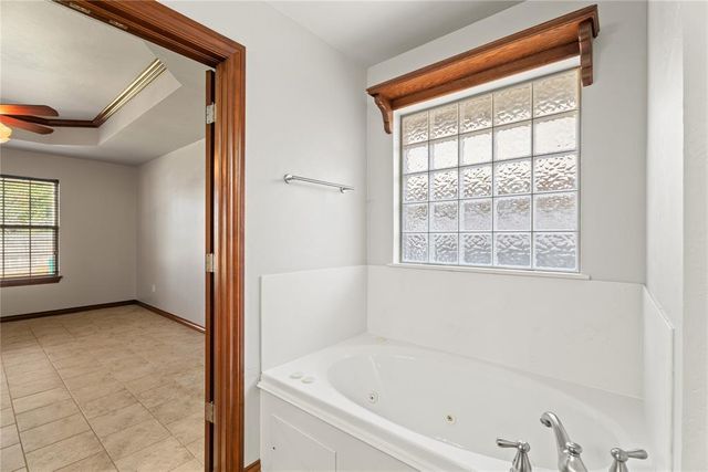 805 W Old Farm Way, Mustang, OK 73064