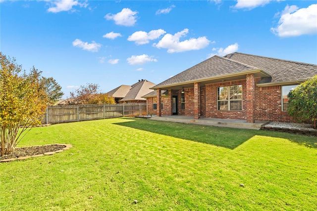 805 W Old Farm Way, Mustang, OK 73064