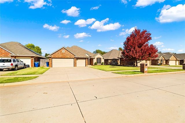 805 W Old Farm Way, Mustang, OK 73064