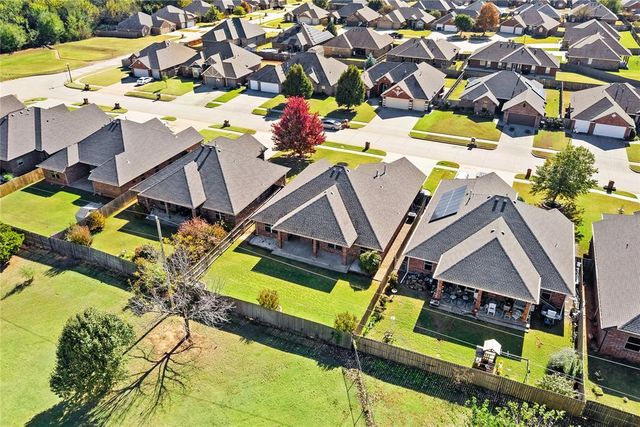 805 W Old Farm Way, Mustang, OK 73064