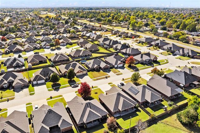 805 W Old Farm Way, Mustang, OK 73064