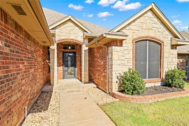 805 W Old Farm Way, Mustang, OK 73064