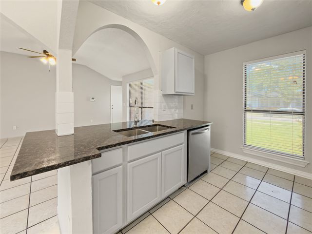 614 Red Coat Lane, Arlington, TX 76002