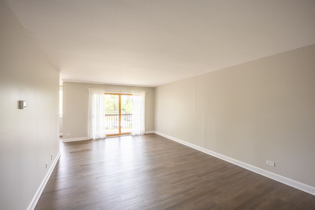 450 Raintree Court 2B, Glen Ellyn, IL 60137