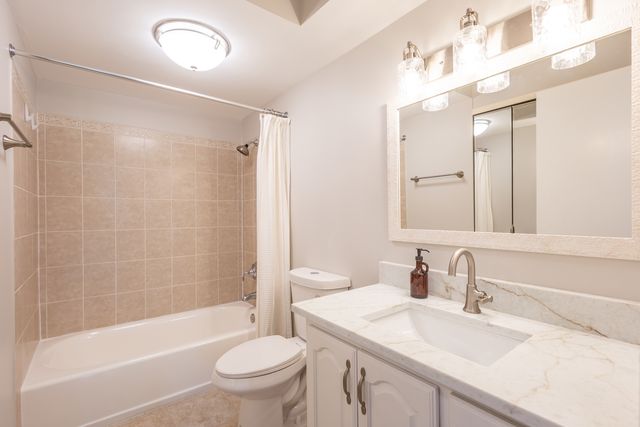 450 Raintree Court 2B, Glen Ellyn, IL 60137