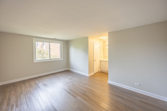 450 Raintree Court 2B, Glen Ellyn, IL 60137