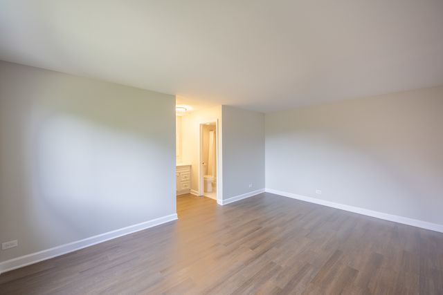 450 Raintree Court 2B, Glen Ellyn, IL 60137