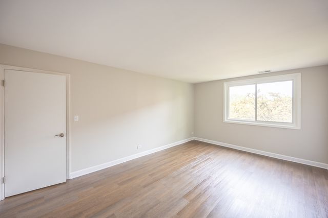 450 Raintree Court 2B, Glen Ellyn, IL 60137