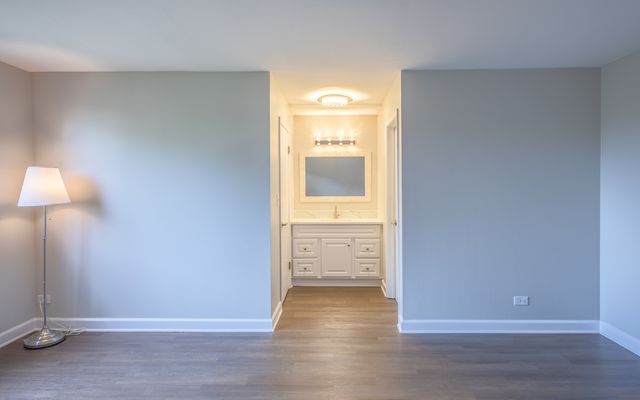 450 Raintree Court 2B, Glen Ellyn, IL 60137