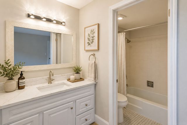450 Raintree Court 2B, Glen Ellyn, IL 60137