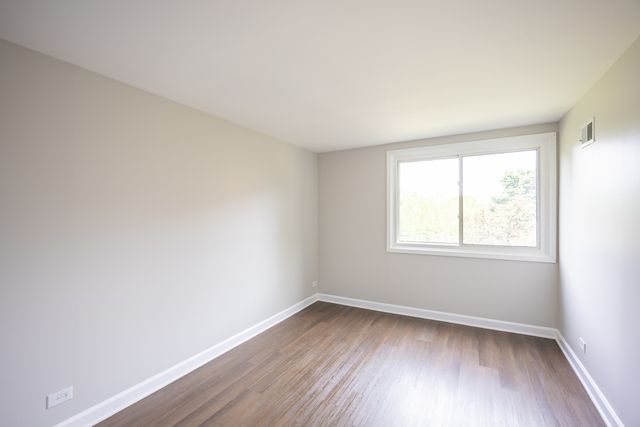 450 Raintree Court 2B, Glen Ellyn, IL 60137