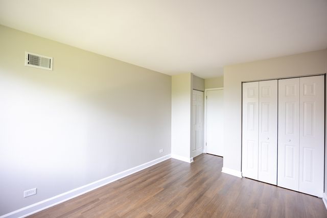 450 Raintree Court 2B, Glen Ellyn, IL 60137