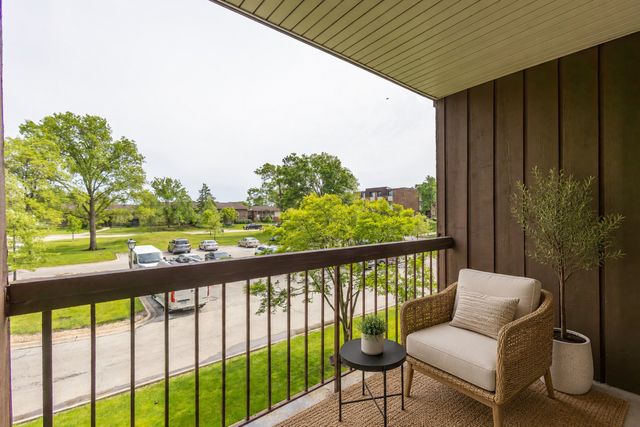 450 Raintree Court 2B, Glen Ellyn, IL 60137