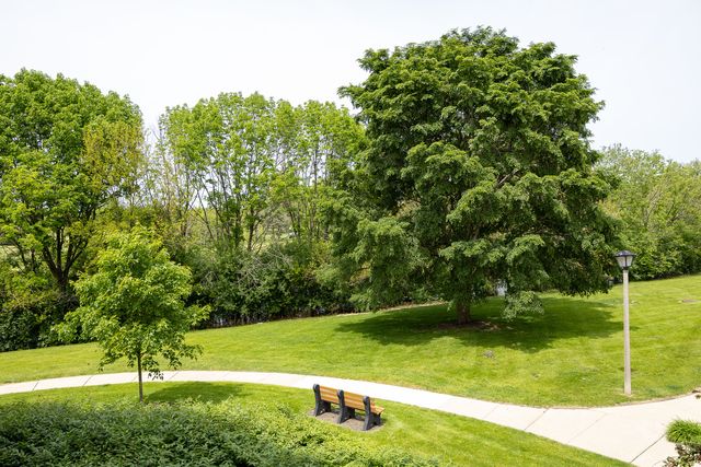 450 Raintree Court 2B, Glen Ellyn, IL 60137