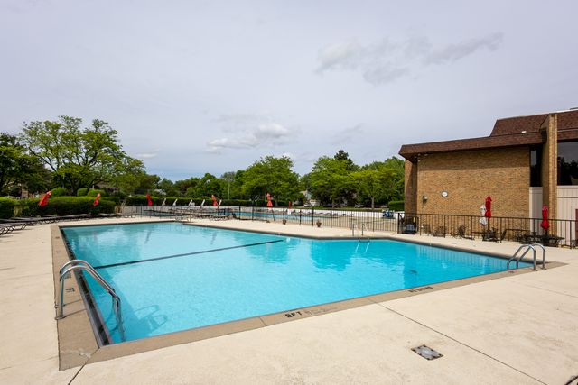 450 Raintree Court 2B, Glen Ellyn, IL 60137