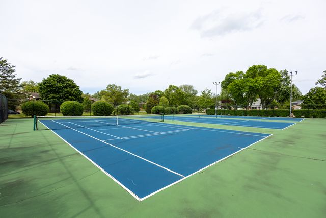 450 Raintree Court 2B, Glen Ellyn, IL 60137