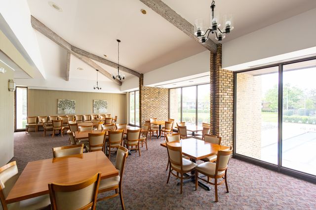 450 Raintree Court 2B, Glen Ellyn, IL 60137