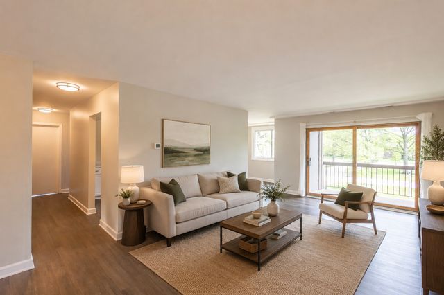 450 Raintree Court 2B, Glen Ellyn, IL 60137