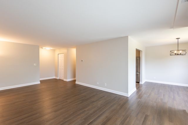 450 Raintree Court 2B, Glen Ellyn, IL 60137