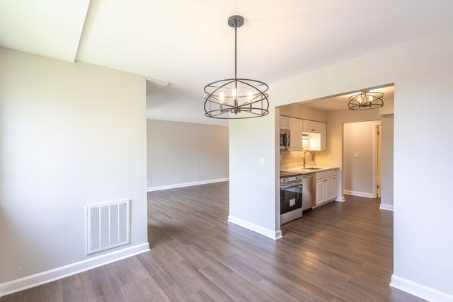 450 Raintree Court 2B, Glen Ellyn, IL 60137